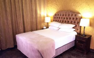 Antigua Inn Hotel tesisinde bir odada yatak veya yataklar