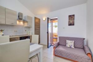Ruang duduk di Apartments by the sea Martinscica, Cres - 22582