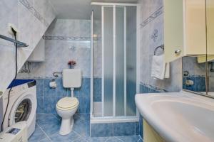 マルティンスシカにあるApartments by the sea Martinscica, Cres - 22582のバスルーム(トイレ、洗面台、洗濯機付)