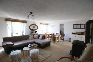 ein Wohnzimmer mit einem Sofa und einem Tisch in der Unterkunft Holiday house with a parking space Zuta Lokva, Senj - 22686 in Brinje