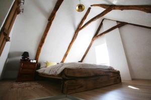 Schlafzimmer mit einem Bett in einem Zimmer mit Holzbalken in der Unterkunft Holiday house with a parking space Zuta Lokva, Senj - 22686 in Brinje