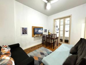 sala de estar con sofá y TV en Apartamento Copa Dreams HIR 11, en Río de Janeiro