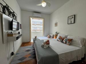 Un dormitorio con una cama con dos ositos de peluche. en Apartamento Copa Dreams HIR 11, en Río de Janeiro
