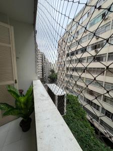 - Balcón con vistas a un edificio en Apartamento Copa Dreams HIR 11, en Río de Janeiro