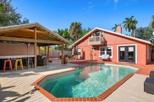 Bazén v ubytování Villa Bella! Amazing pool home with cabana just minutes from downtown! nebo v jeho okolí