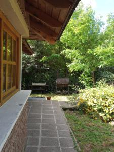 un portico di una casa con panchina e alberi di Hospedaje BRC a San Carlos de Bariloche