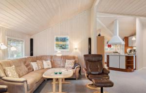 un soggiorno con divano e sedia di Amazing Home In Dannemare With Kitchen a Dannemare