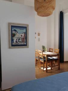 comedor con mesa y sillas en Aegina Port Apt 3, en Aegina Town