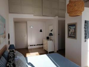 1 dormitorio con 1 cama y vestidor en Aegina Port Apt 3, en Aegina Town