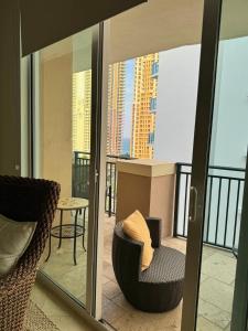 een balkon met 2 stoelen en een tafel op een gebouw bij The King David Condos in Miami Beach