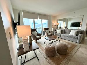 ein Wohnzimmer mit einem Sofa und einem Tisch in der Unterkunft The King David Condos in Miami Beach