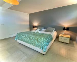 ein Schlafzimmer mit einem großen Bett und einem Nachttisch in der Unterkunft Taunoa House - Family seaside house in Papeete with HS Wifi in Papeete