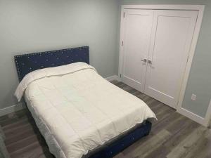Dormitorio pequeño con cama y armario en The Comfy Suite - 1BR with Free Parking en Paterson
