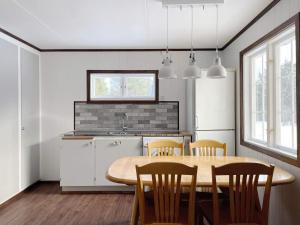 cocina con mesa y sillas en una habitación en Holiday home NORRTÄLJE VI en Norrtälje