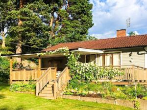 Casa con terraza de madera y patio en Holiday home MALMKÖPING II, en Malmköping