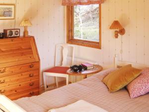 1 dormitorio con cama, mesa y ventana en Holiday home MALMKÖPING II en Malmköping
