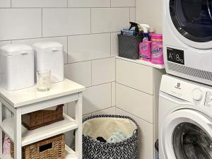 una lavanderia con lavatrice e asciugatrice di 4 star holiday home in VINTROSA-By Traum a Vintrosa