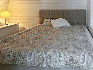 un grande letto con un cuscino sopra di 4 star holiday home in VINTROSA-By Traum a Vintrosa