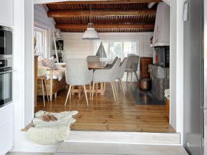 una cucina e una sala da pranzo con tavolo e sedie di 4 star holiday home in VINTROSA-By Traum a Vintrosa