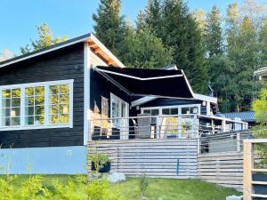 una piccola casa con tetto nero di 4 star holiday home in VINTROSA-By Traum a Vintrosa