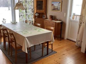 孫訥的住宿－Holiday home SUNNE IV，餐桌、椅子和白色桌布