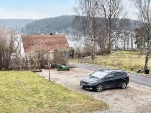 Holiday home UDDEVALLA XIX في Sundsandvik: سيارة متوقفة على جانب الطريق