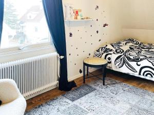 1 dormitorio con 1 cama, 1 silla y 1 ventana en Holiday home GÖTEBORG V, en Gotemburgo