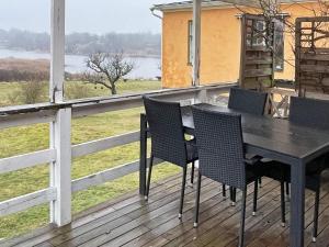 Holiday home Ronneby XIII في رونيبي: طاولة سوداء وكراسي على سطح مع اطلالة