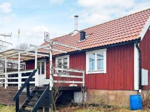 una casa roja con techo rojo en Holiday home Ronneby XIII, en Ronneby