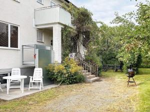 Vrigstad的住宿－Holiday home Vrigstad，院子里的房屋,配有两把椅子和一张桌子