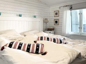 リンシェーピングにある4 star holiday home in Linköping-By Traumのベッドルーム1室(枕付きのベッド2台付)