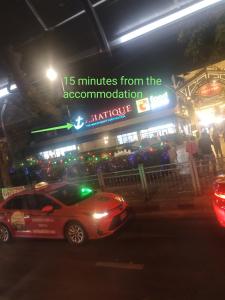 un coche aparcado delante de un restaurante por la noche en NP Prime FREE WiFi en Bangkok