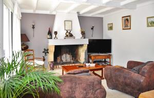 uma sala de estar com um sofá e uma lareira em Le Jardin De So em Barbentane