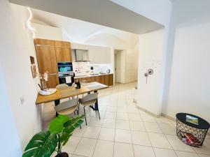 Nhà bếp/bếp nhỏ tại Lago Villa Zen - Apartment with Jacuzzi, Panoramic Views