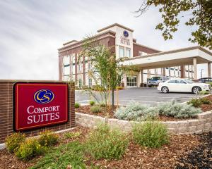 una señal frente a un edificio con garaje en Comfort Suites Woodland - Sacramento Airport, en Woodland