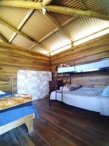 two bunk beds in a room with a wooden ceiling at Cabaña Vistas Paraíso in La Suiza