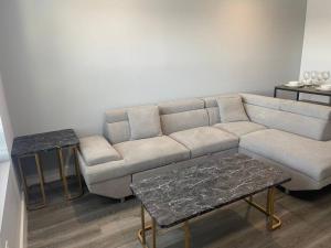 sala de estar con sofá y 2 mesas en The Lovely Suite - 1BR close to NYC en Paterson