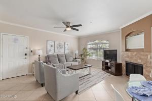 een woonkamer met een bank en een tv bij Elegant Scottsdale Condo - Newly Refurbished Ground Floor Unit in Scottsdale
