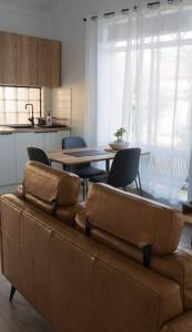 een woonkamer met een bank en een tafel met stoelen bij Goldfields Hideaway in Kalgoorlie