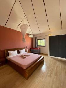 En eller flere senge i et værelse på Belle villa saly