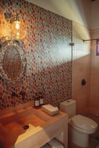 La salle de bains est pourvue de toilettes et d'une baignoire. dans l'établissement La Casa en las Nubes, à Salento