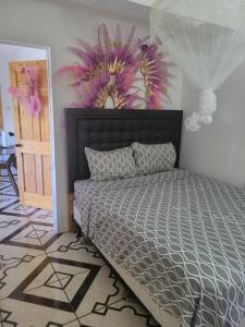 een slaapkamer met een bed met een zwart hoofdeinde bij Exquisite Home away from Home! in Kingstown