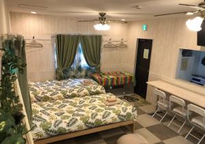 伊武部にあるChurashima Heartland / Vacation STAY 74215のベッドルーム1室(ベッド1台、テーブル、窓付)