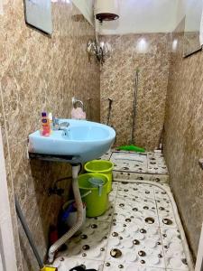een badkamer met een wastafel en een tegelvloer bij Stay near Quest Mall & Don Bosco Park Circus in Calcutta