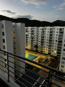 einen Balkon eines Apartmentgebäudes mit einem Pool in der Unterkunft Aqualina Orange Girardot, décimo piso in Girardot + 3 Fotos
