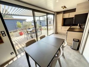 Zdjęcie z galerii obiektu Chalet VIP à Jullouville - 2 Chambres, Piscine Chauffée, Clim, WiFi, Proche Plage - FR-1-361-461 w mieście Jullouville-les-Pins
