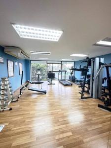 een fitnessruimte met loopbanden en machines in een kamer bij Happy Life Seaview @PalmPavillion in Hua Hin