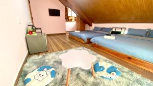 1 dormitorio con 2 camas, mesa y sillas en Ruby Peace Hotel en Khu Chi Lăng