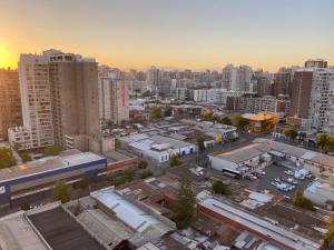 una vista aérea de una ciudad con edificios altos en Amoblados MyK Metro Irarrazabal en Santiago