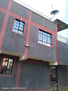 um edifício com quatro janelas do lado em Nairobi Airbnb em Nairobi